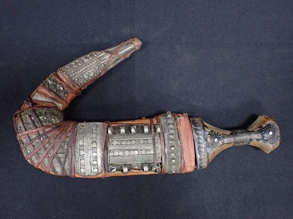A MIDDLE EASTERN JAMBIYA KNIFE