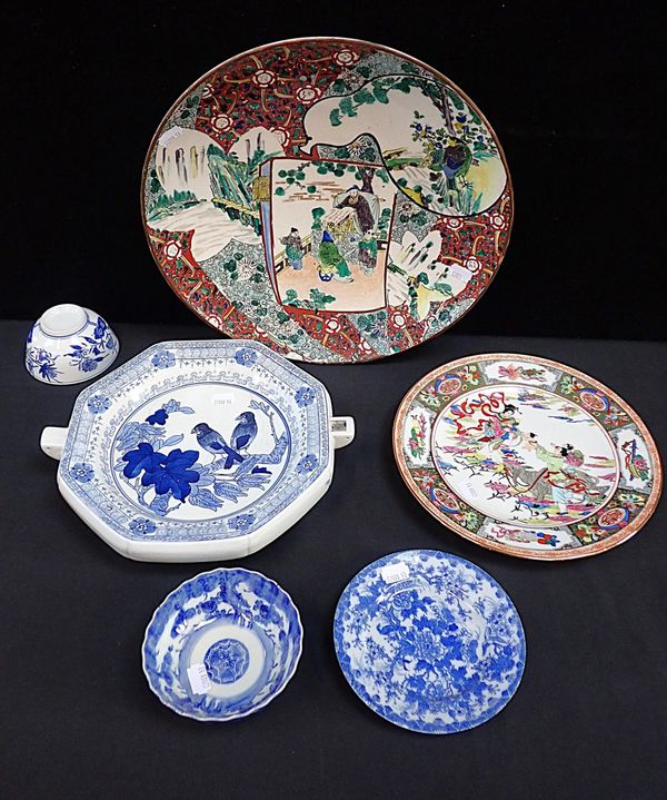 A JAPANESE CHARGER, PAINTED WITH A CENTRAL SCENE