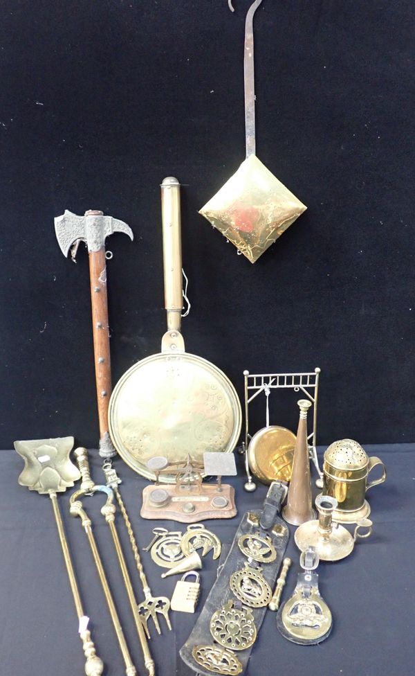 A COLLECTION OF DOMESTIC BRASS AND METALWARE