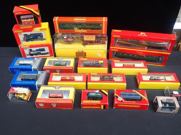A QUANTITY OF HORNBY '00' GAUGE MODEL RAILWAY