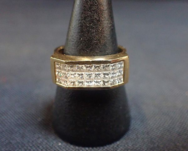 AN 18ct GOLD DRESS RING