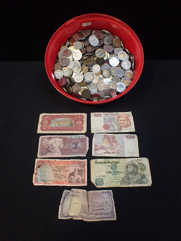 A QUANTITY OF MIXED WORLD COINS