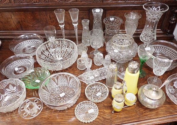 A QUANTITY OF GLASS WARE