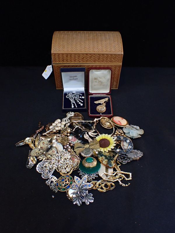 A QUANTITY OF COSTUME JEWELLERY
