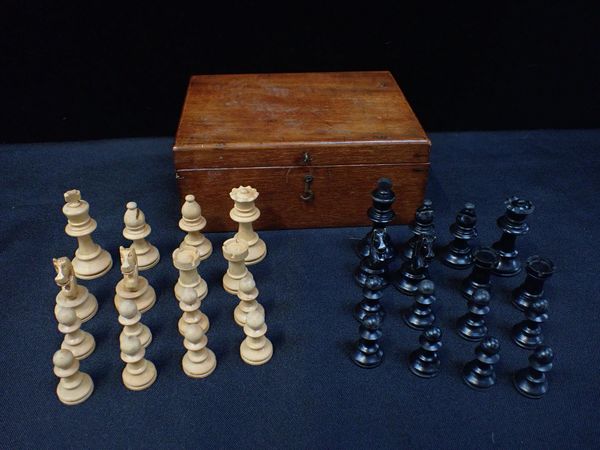 A STAUNTON TYPE WOODEN CHESS SET