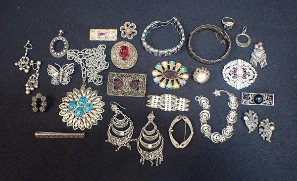 A COLLECTION OF FILLIGREE JEWELLERY