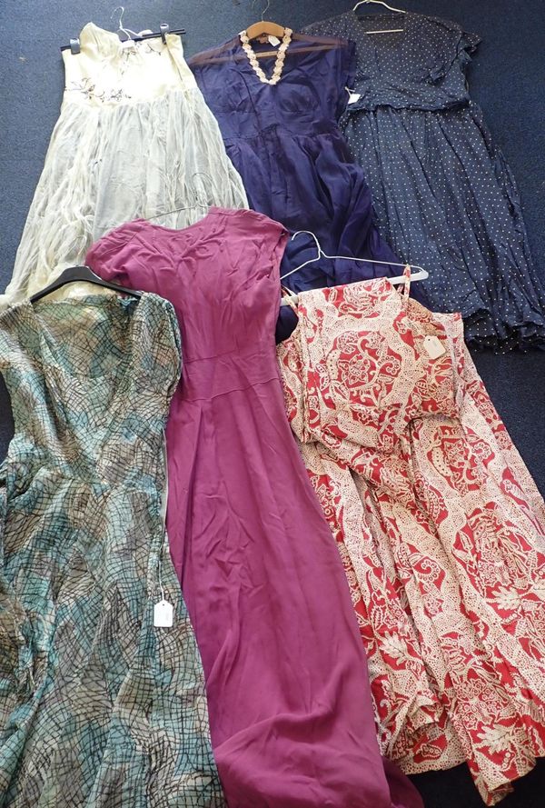 A QUANTITY OF OF VINTAGE DRESSES