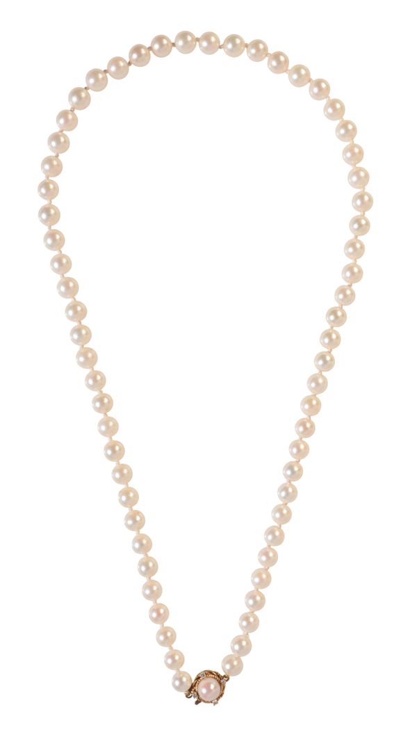 A CULTURED PEARL NECKLACE