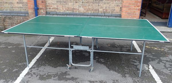 A BUTTERFLY 'COMPETITION ROLLAWAY' TABLE TENNIS TABLE