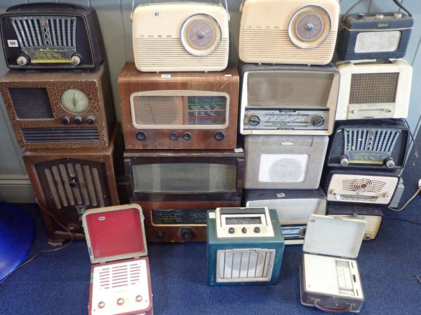 A QUANTITY OF VINTAGE RADIOS