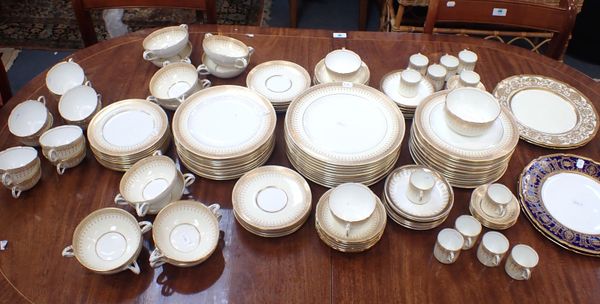 ROYAL DOULTON: 1920s GOLD DECORATED DINNER SERVICE