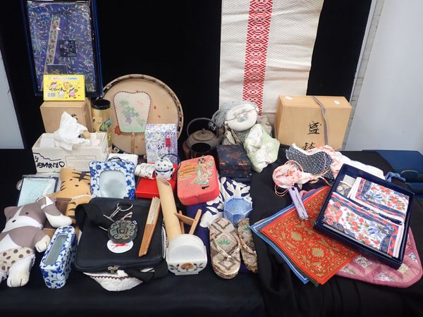 A COLLECTION OF JAPANESE ITEMS
