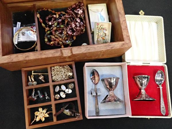 A SMALL QUANTITY OF COSTUME JEWELLERY