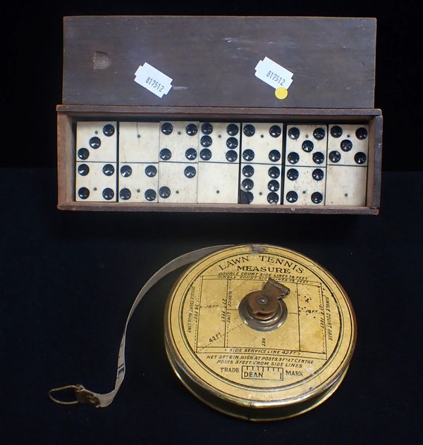 A VINTAGE LAWN TENNIS MEASURING TAPE AND A BOX OF VICTORIAN BONE DOMINOES (2)