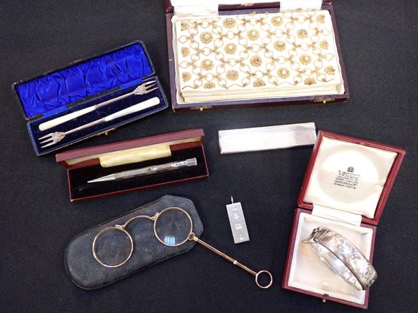 A SILVER BANGLE, AN INGOT PENDANT