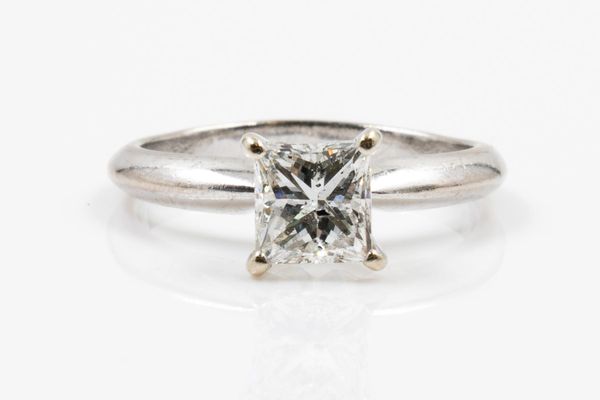 AN 18CT WHITE GOLD AND DIAMOND SINGLE STONE RING