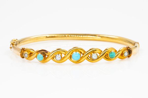 A GOLD, TURQUOISE AND HALF PEARL OVAL HINGED BANGLE