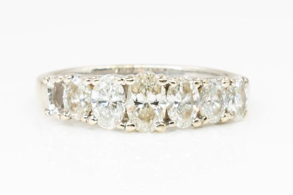 A WHITE GOLD AND DIAMOND RING