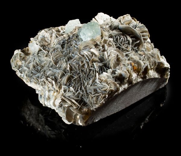 An unusual Mica and Aquamarine formation