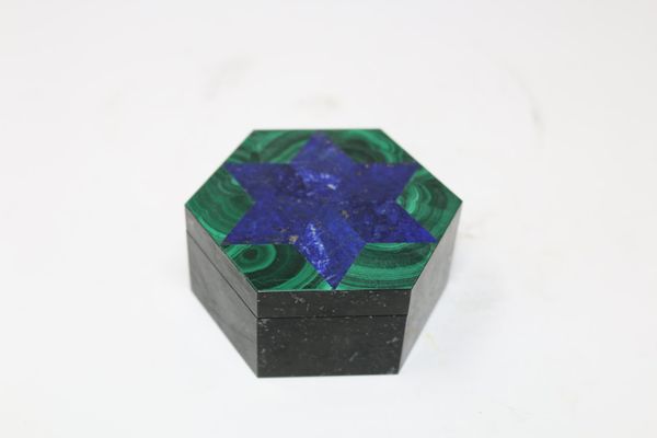 A malachite and lapis lazuli box 3.5cm high by 8.5cm wide