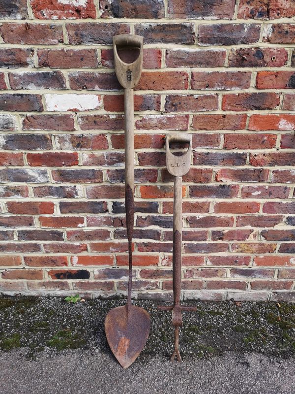 An unusual iron and wood peat spade with an earl‘s coronet and monogrammed H, 133cm high, together with a railway man‘s iron and wood pin extractor...