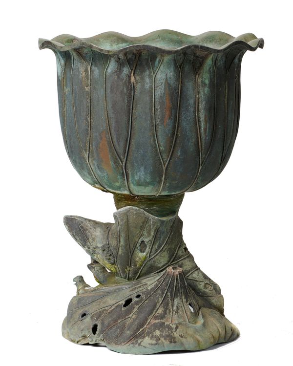 A bronze bowl on stand Japanese, early 20th century with maker‘s stamp, some elements missing 72cm high
