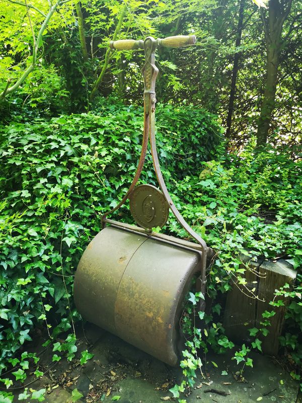A late Victorian cast iron garden roller
