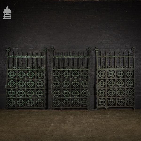 A similar single gate 223cm high by 150cm wide For further images please see our website