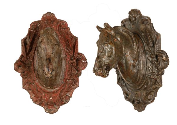 A pair of Victorian cast iron horses‘ heads with tethering holds 30cm high