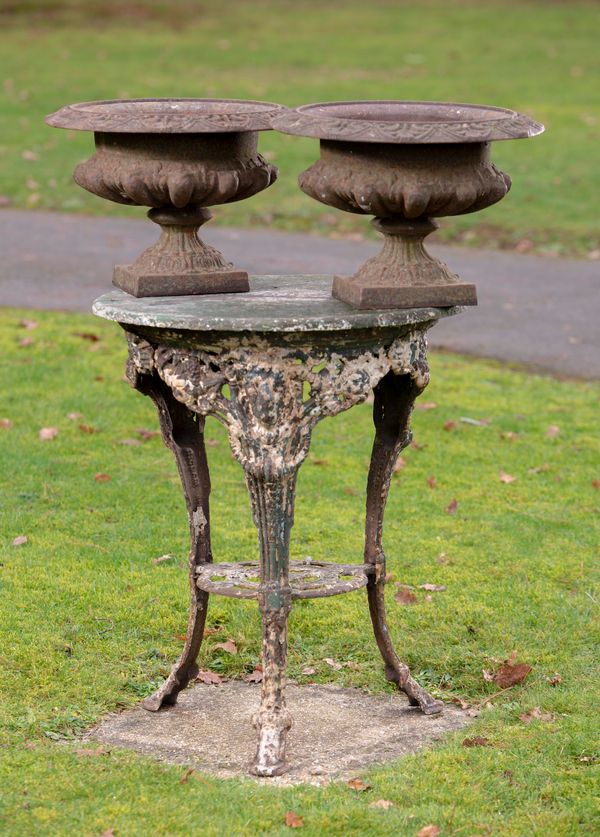 A cast iron Rams‘ head pattern pub table late 19th century with veined marble top 60cm diameter