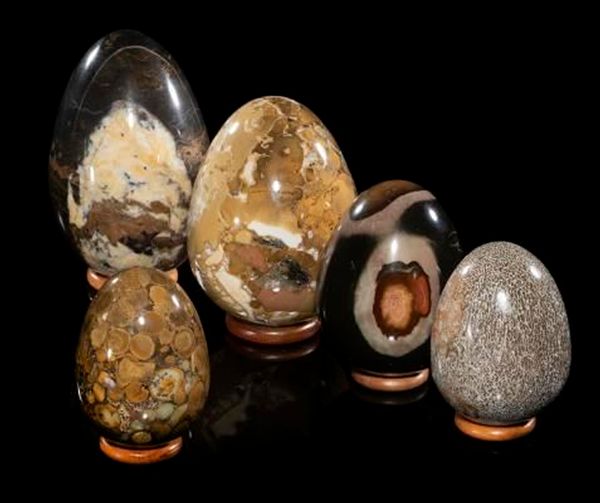 A collection of five mineral eggs the largest 15cm high