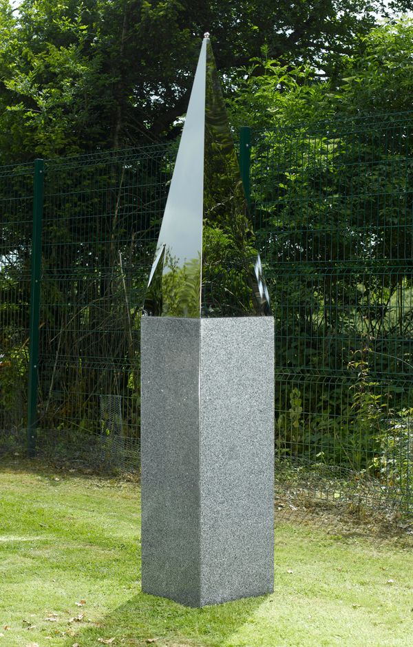 † A pair of obelisks Stainless steel 90cm high