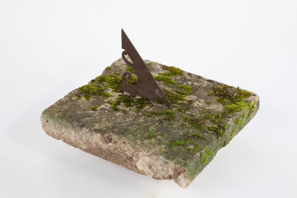 A stone wall sundial plate